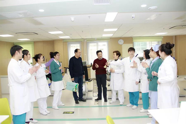 北京瑞華心臟康復中心為患者舉行康復搖鈴儀式 北京瑞華心臟康復中心為患者舉行康復搖鈴儀式