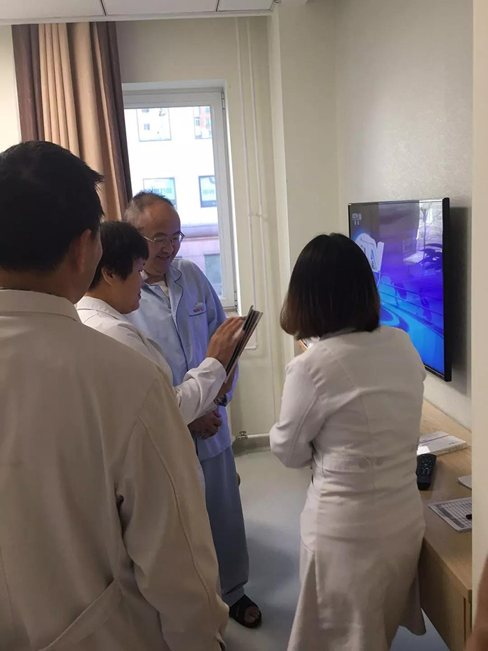 康復(fù)師對患者講解康復(fù)知識